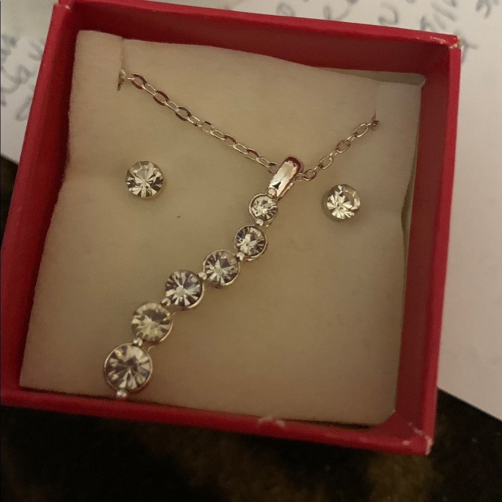 Avon Believe in love curve Curve Silver Tone Necklace & Stud Earring rhinestone